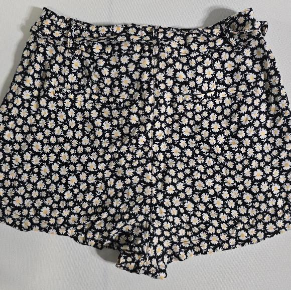 H&M DIVIDED Daisy Print Shorts w/ Tie Belt. Size 6. - Picture 2 of 3